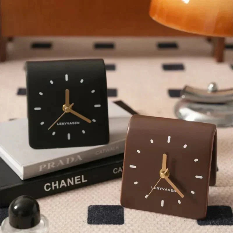 Keramische tafelklok met stil quartz uurwerk, 4.8 Inch, afgerond minimalistisch uurwerk voor slaapkamer, nachtkastje, kantoor, bureau en woondecoratie, werkt op batterijen