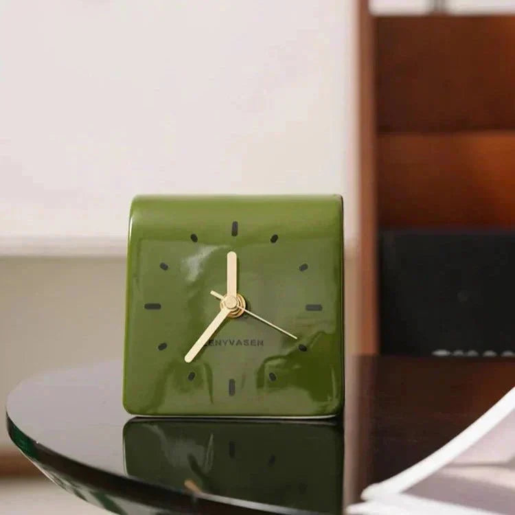 Keramische tafelklok met stil quartz uurwerk, 4.8 Inch, afgerond minimalistisch uurwerk voor slaapkamer, nachtkastje, kantoor, bureau en woondecoratie, werkt op batterijen