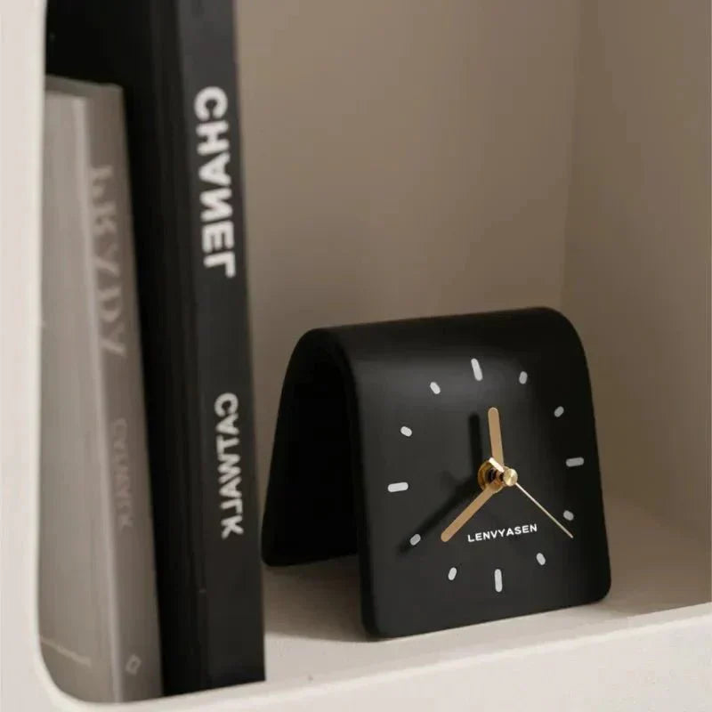 Keramische tafelklok met stil quartz uurwerk, 4.8 Inch, afgerond minimalistisch uurwerk voor slaapkamer, nachtkastje, kantoor, bureau en woondecoratie, werkt op batterijen
