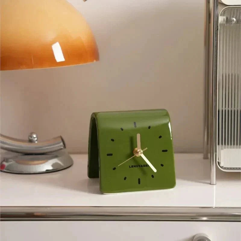 Keramische tafelklok met stil quartz uurwerk, 4.8 Inch, afgerond minimalistisch uurwerk voor slaapkamer, nachtkastje, kantoor, bureau en woondecoratie, werkt op batterijen