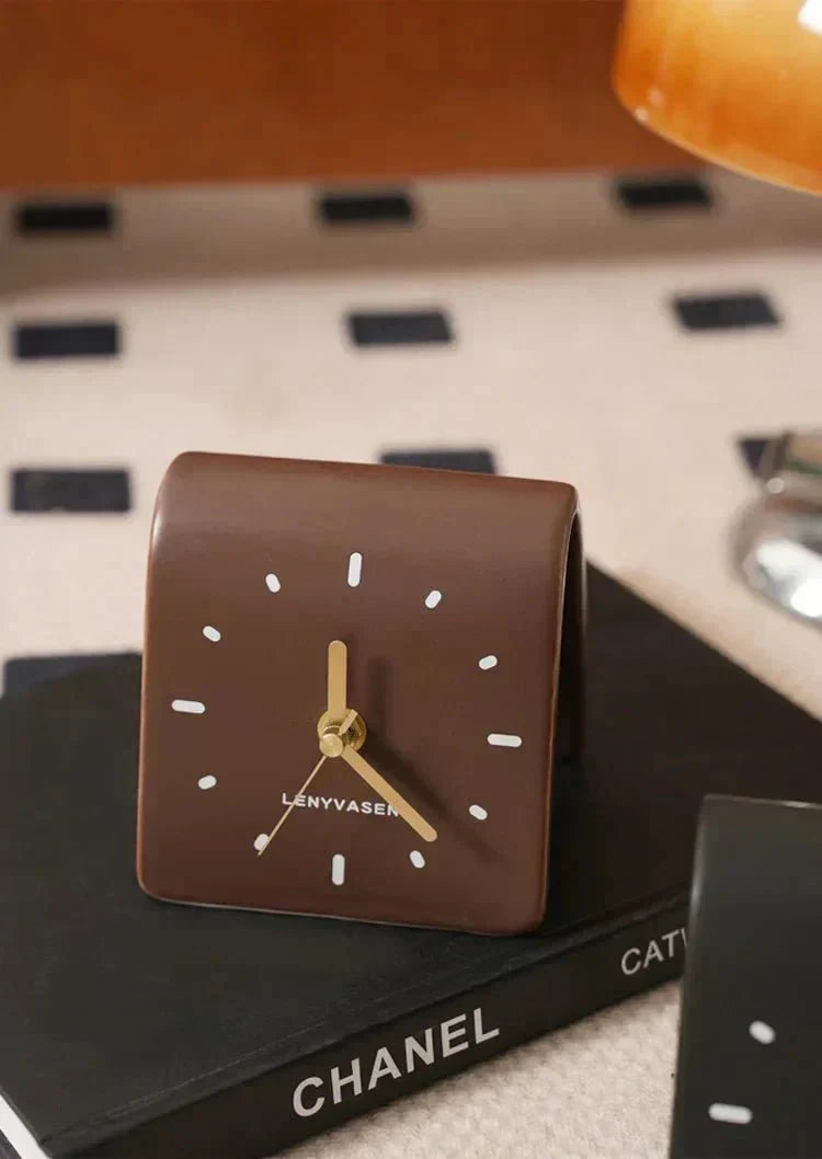 Keramische tafelklok met stil quartz uurwerk, 4.8 Inch, afgerond minimalistisch uurwerk voor slaapkamer, nachtkastje, kantoor, bureau en woondecoratie, werkt op batterijen