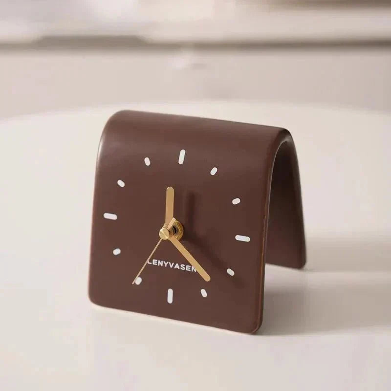 Keramische tafelklok met stil quartz uurwerk, 4.8 Inch, afgerond minimalistisch uurwerk voor slaapkamer, nachtkastje, kantoor, bureau en woondecoratie, werkt op batterijen