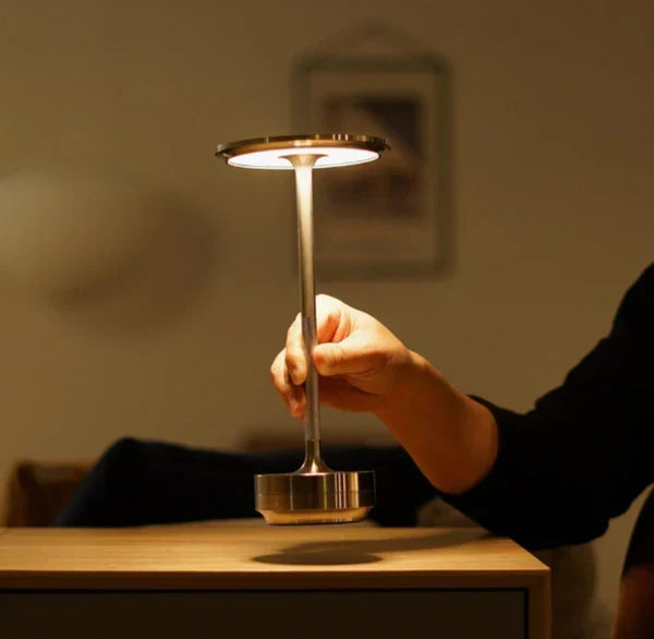Dobíjecí kovová LED stolní lampa IP66 — dotykové ovládání, 4 úrovně