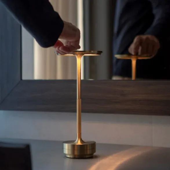 Dobíjecí kovová LED stolní lampa IP66 — dotykové ovládání, 4 úrovně