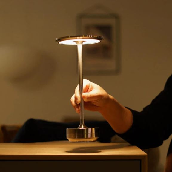Dobíjecí kovová LED stolní lampa IP66 — dotykové ovládání, 4 úrovně