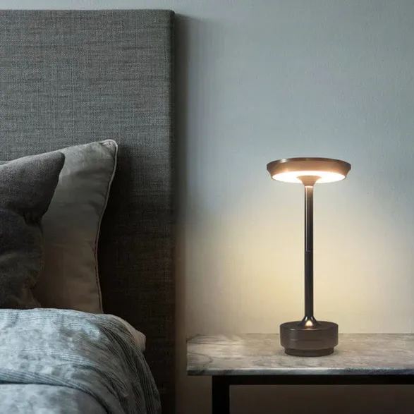 Dobíjecí kovová LED stolní lampa IP66 — dotykové ovládání, 4 úrovně