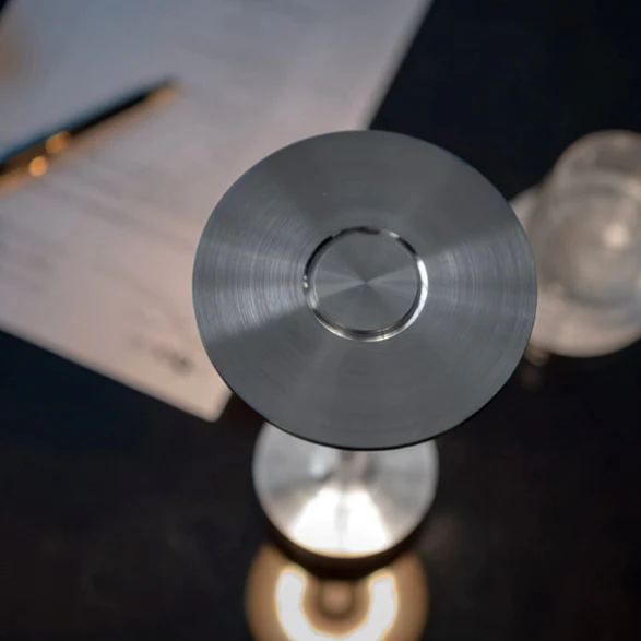 Dobíjecí kovová LED stolní lampa IP66 — dotykové ovládání, 4 úrovně