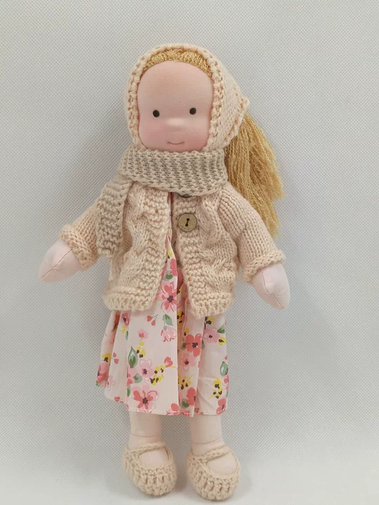 Boneca artesanal ao estilo Waldorf — corpo de tecido macio, roupa de malha