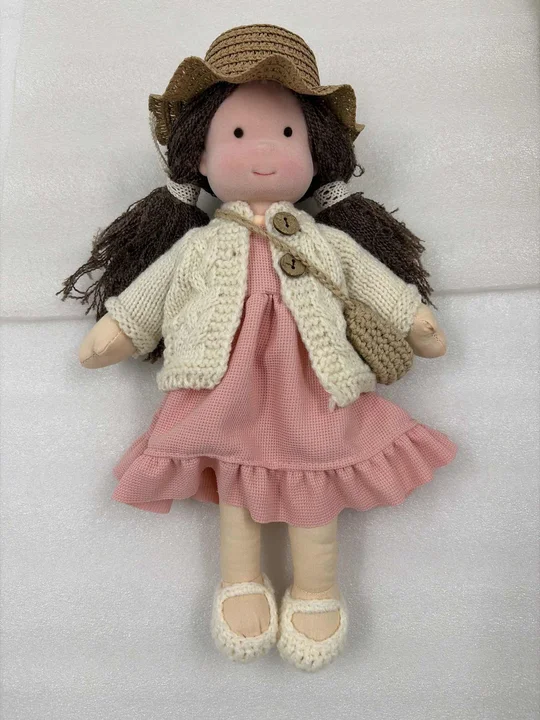 Boneca artesanal ao estilo Waldorf — corpo de tecido macio, roupa de malha