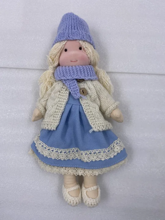Boneca artesanal ao estilo Waldorf — corpo de tecido macio, roupa de malha