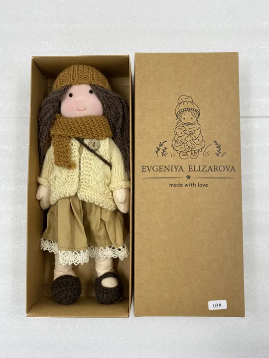 Boneca artesanal ao estilo Waldorf — corpo de tecido macio, roupa de malha