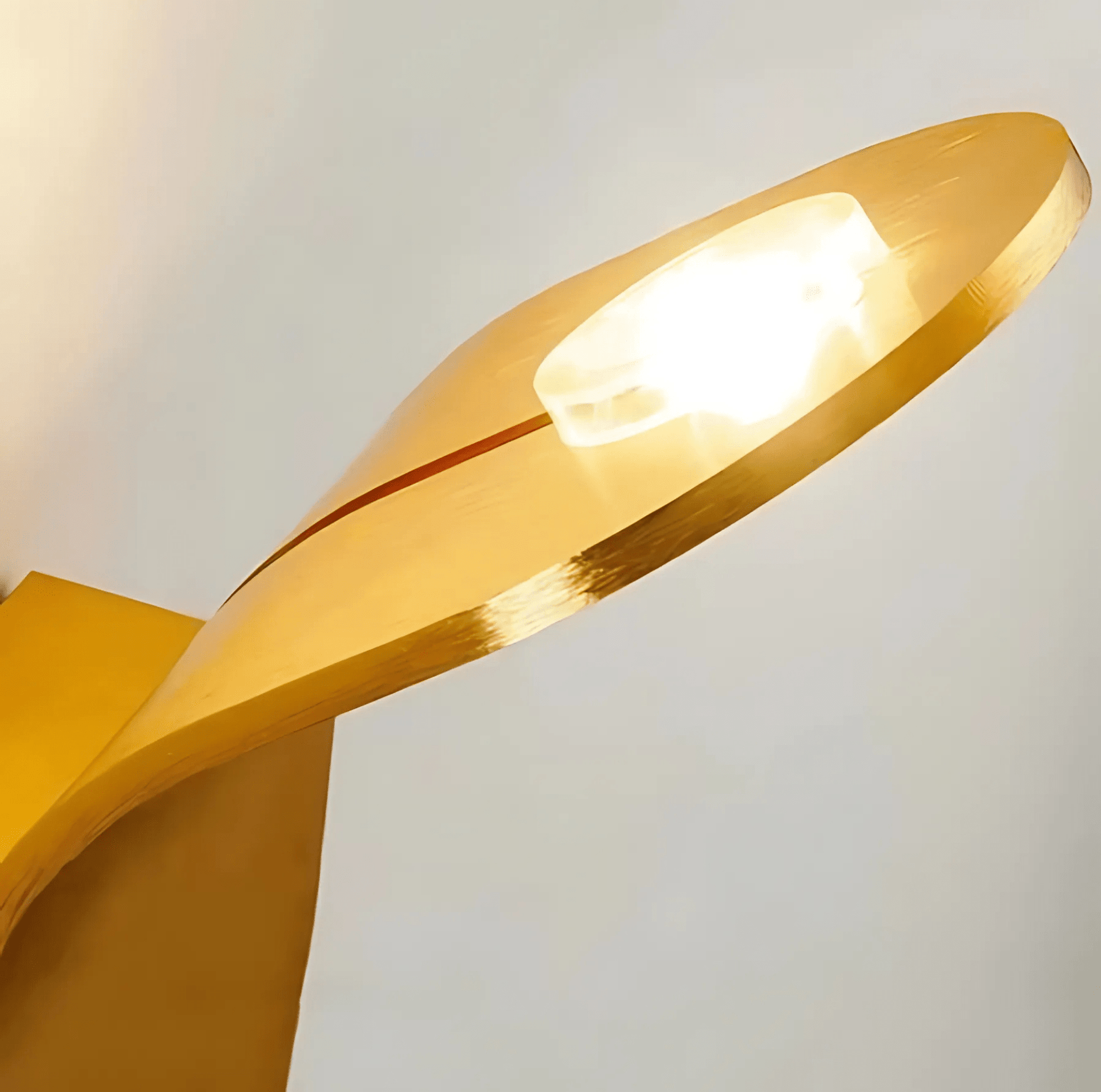 Gebürstete Metall Wandleuchte – Elegantes minimalistisches Design für stilvolle Räume | Euroselle