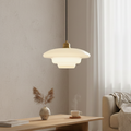 Taklampa i mid-century-stil – vit opalglasskärm, mässingsdetaljer