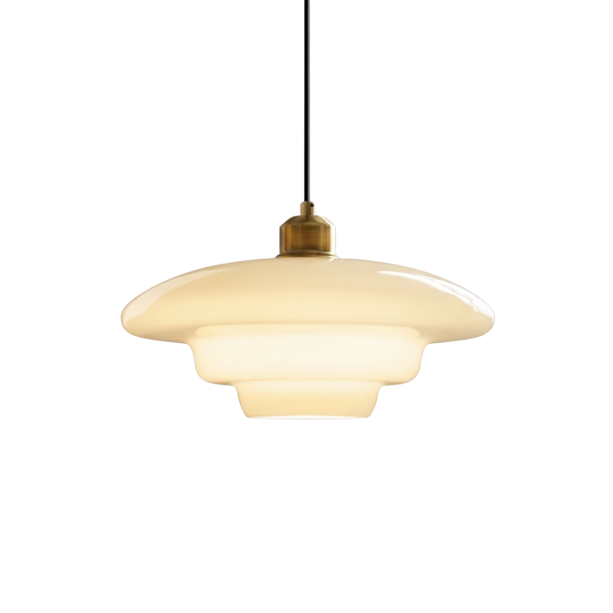 Taklampa i mid-century-stil – vit opalglasskärm, mässingsdetaljer