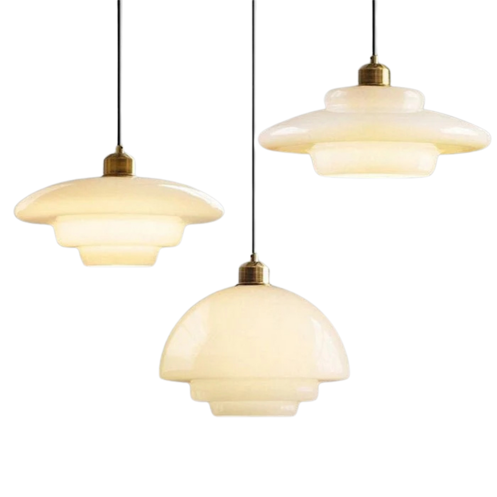 Taklampa i mid-century-stil – vit opalglasskärm, mässingsdetaljer