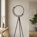 Minimalistisk svart LED-gulvlampe i aluminium med ring – trebent sokkel