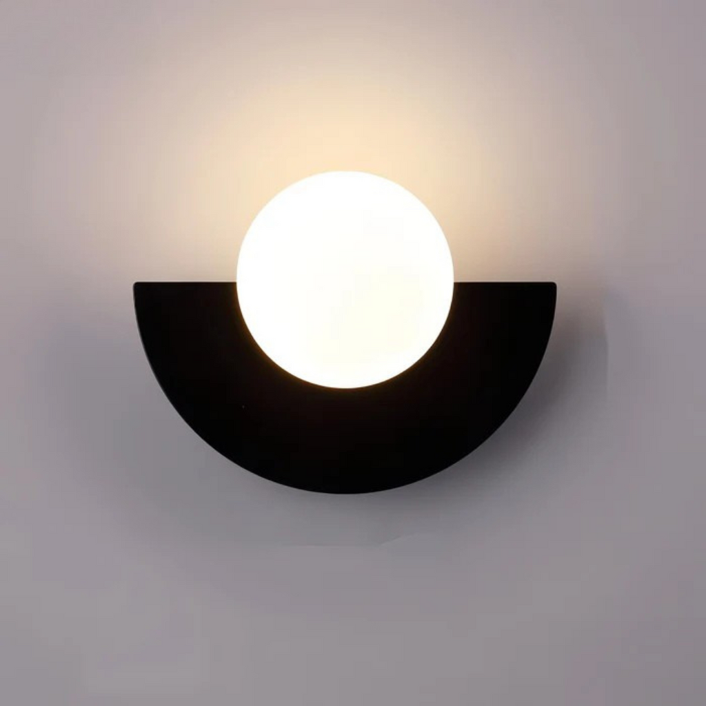 Minimalistické nástěnné LED svítidlo se skleněnou koulí — půlměsíčkový design, průsvitný bílý difuzor