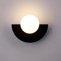 Minimalistické nástěnné LED svítidlo se skleněnou koulí — půlměsíčkový design, průsvitný bílý difuzor