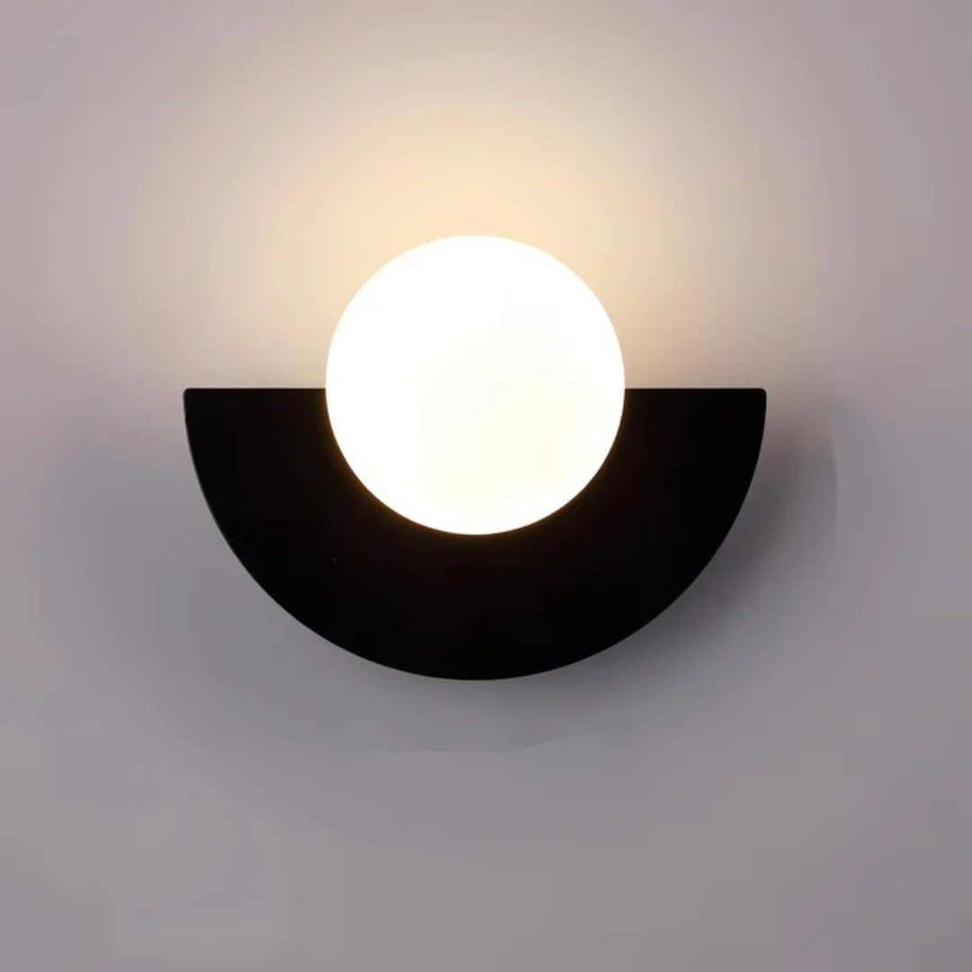 Minimalistické nástěnné LED svítidlo se skleněnou koulí — půlměsíčkový design, průsvitný bílý difuzor