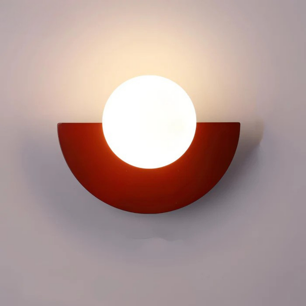 Minimalistické nástěnné LED svítidlo se skleněnou koulí — půlměsíčkový design, průsvitný bílý difuzor