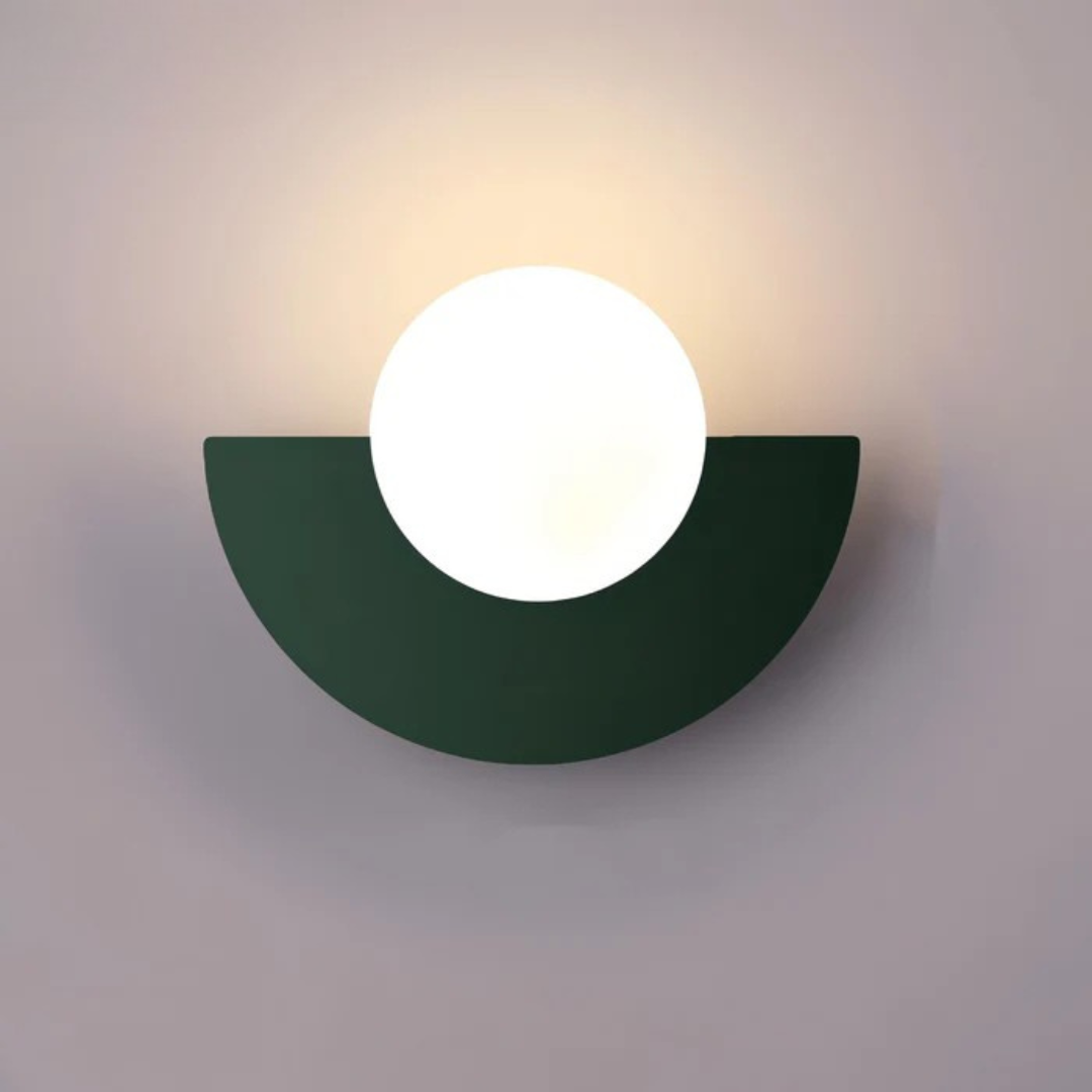 Minimalistické nástěnné LED svítidlo se skleněnou koulí — půlměsíčkový design, průsvitný bílý difuzor