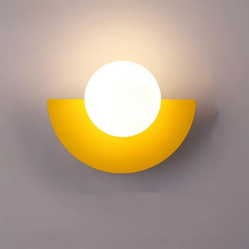 Minimalistické nástěnné LED svítidlo se skleněnou koulí — půlměsíčkový design, průsvitný bílý difuzor