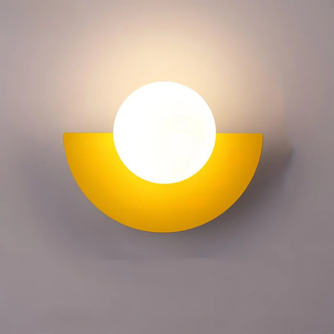Minimalistické nástěnné LED svítidlo se skleněnou koulí — půlměsíčkový design, průsvitný bílý difuzor