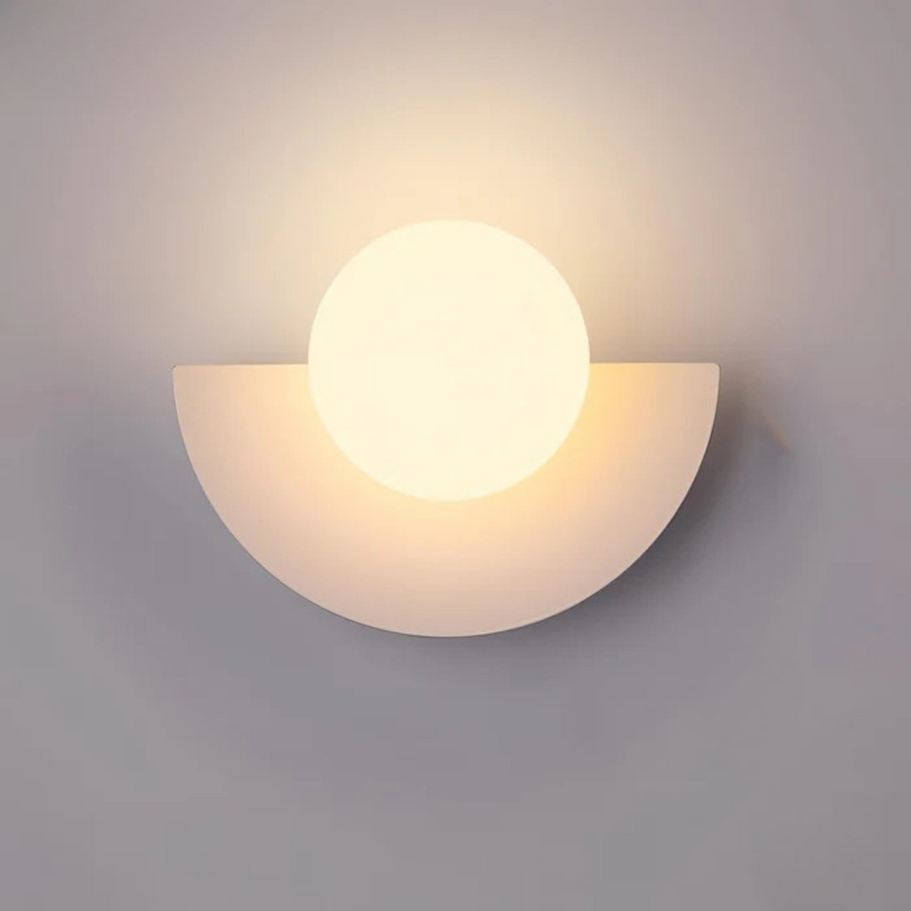 Minimalistické nástěnné LED svítidlo se skleněnou koulí — půlměsíčkový design, průsvitný bílý difuzor