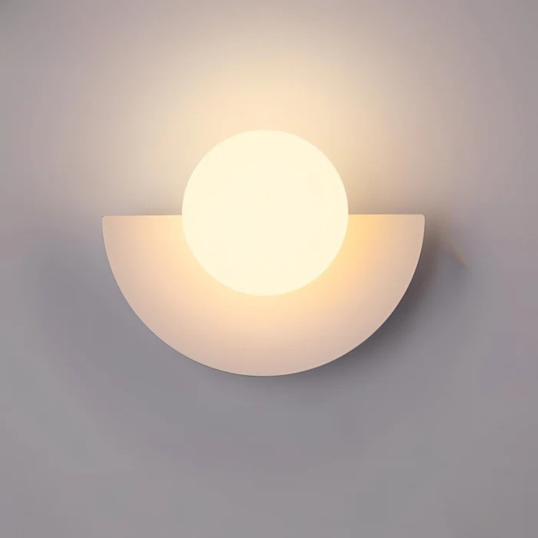 Minimalistické nástěnné LED svítidlo se skleněnou koulí — půlměsíčkový design, průsvitný bílý difuzor