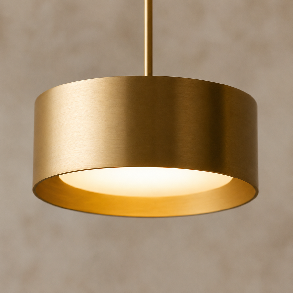 Minimalistisk LED-pendellampa i järn med kupolform — 15 cm bred, 9 cm hög, kompakt design