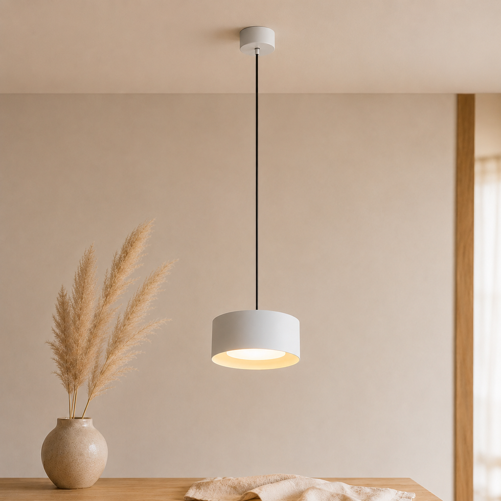 Minimalistisk LED-pendellampa i järn med kupolform — 15 cm bred, 9 cm hög, kompakt design