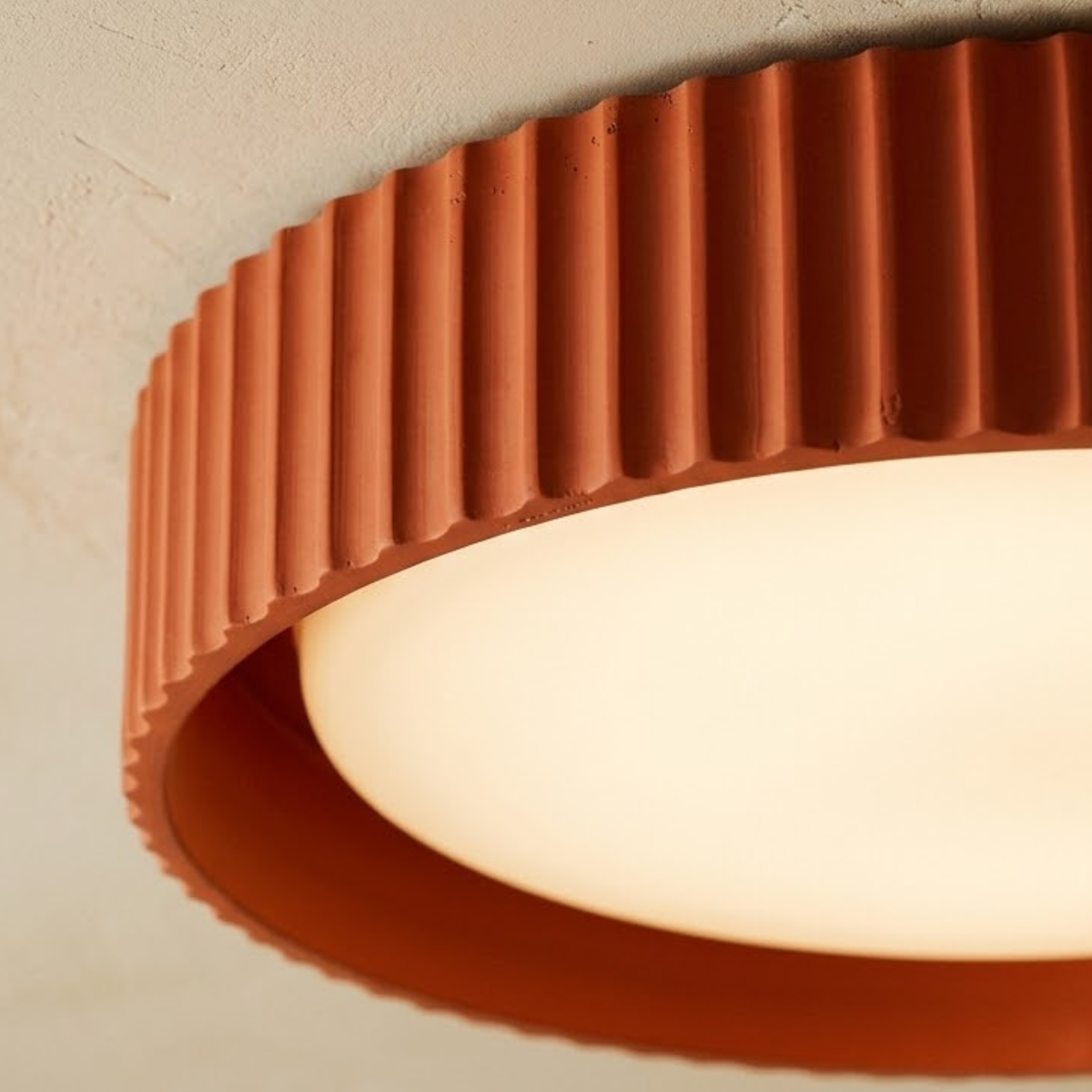 Kulaté žebrované stropní svítidlo z pryskyřice — minimalistický design pro montáž přímo na strop
