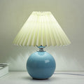 Lampe de table nordique en céramique — base sphérique, abat-jour plissé festonné