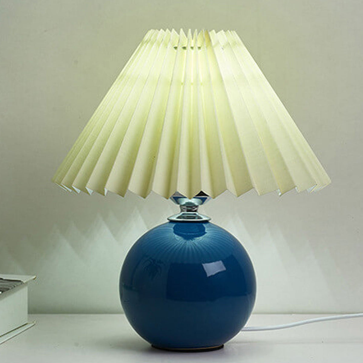 Lampe de table nordique en céramique — base sphérique, abat-jour plissé festonné