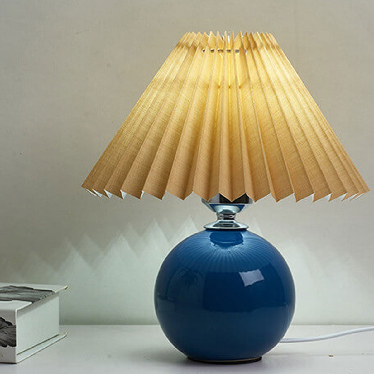 Lampe de table nordique en céramique — base sphérique, abat-jour plissé festonné