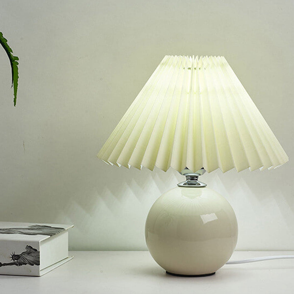 Lampe de table nordique en céramique — base sphérique, abat-jour plissé festonné