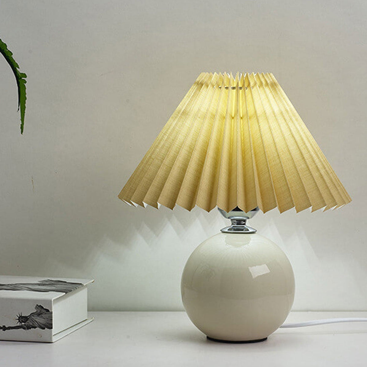Lampe de table nordique en céramique — base sphérique, abat-jour plissé festonné