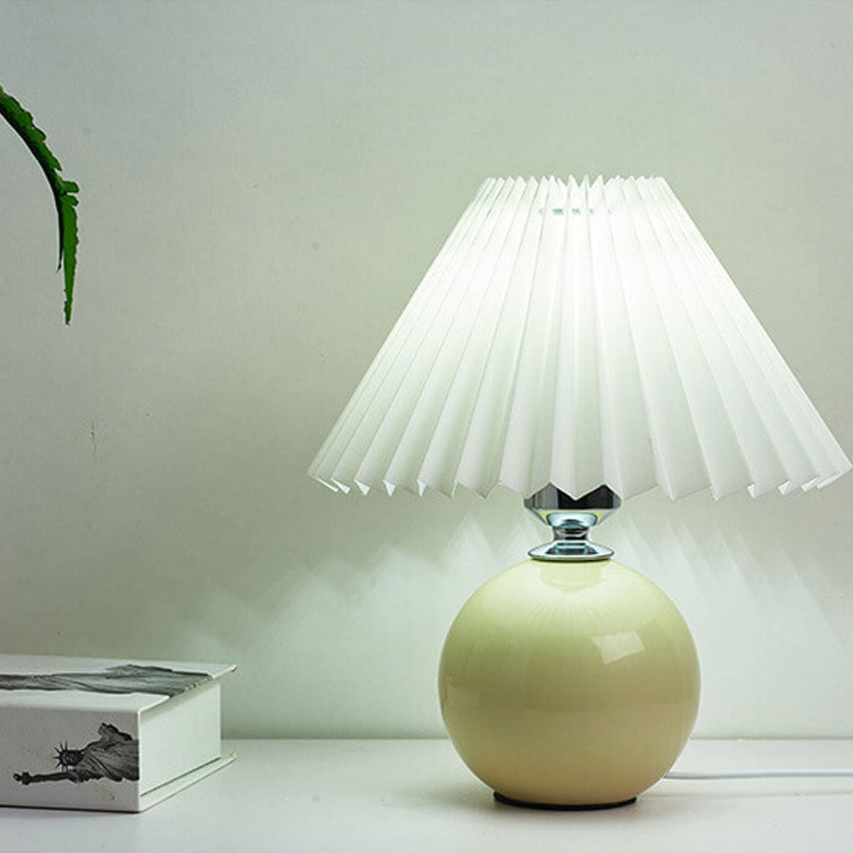 Lampe de table nordique en céramique — base sphérique, abat-jour plissé festonné