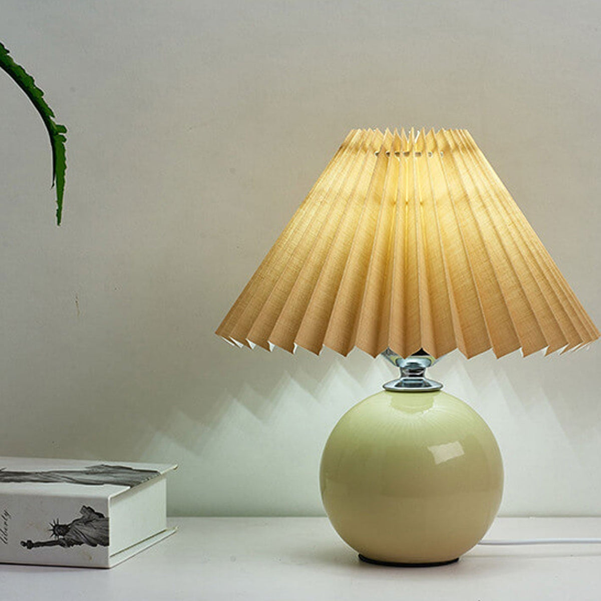 Lampe de table nordique en céramique — base sphérique, abat-jour plissé festonné
