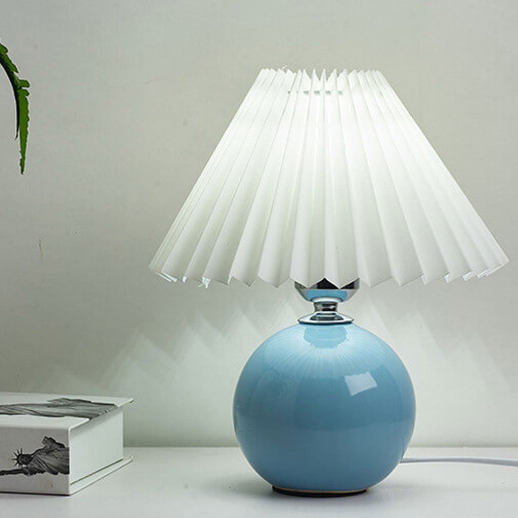 Lampe de table nordique en céramique — base sphérique, abat-jour plissé festonné