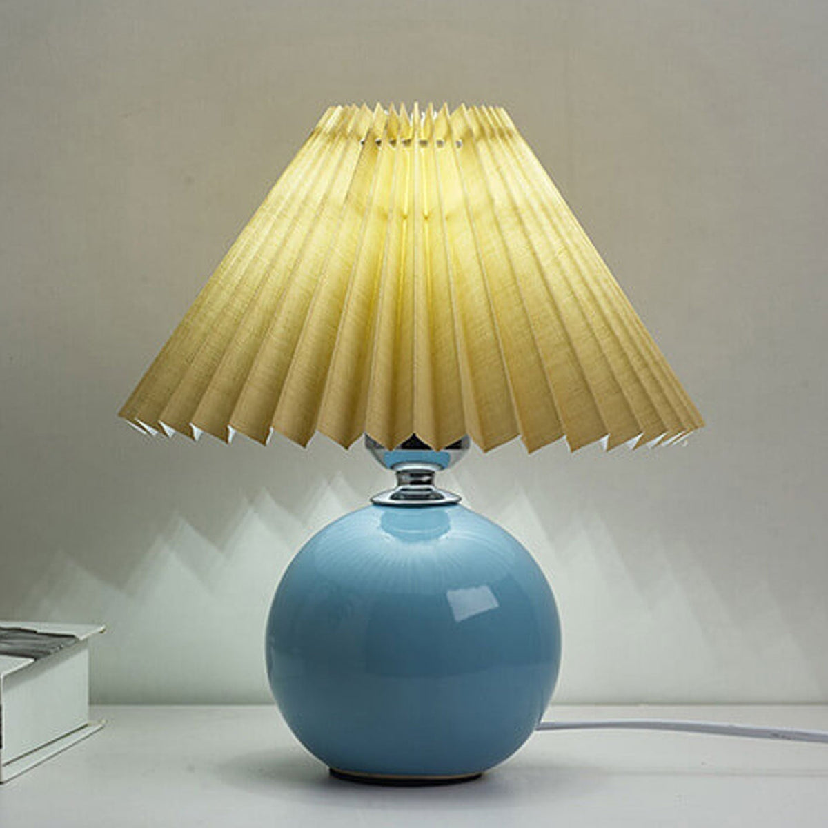 Lampe de table nordique en céramique — base sphérique, abat-jour plissé festonné