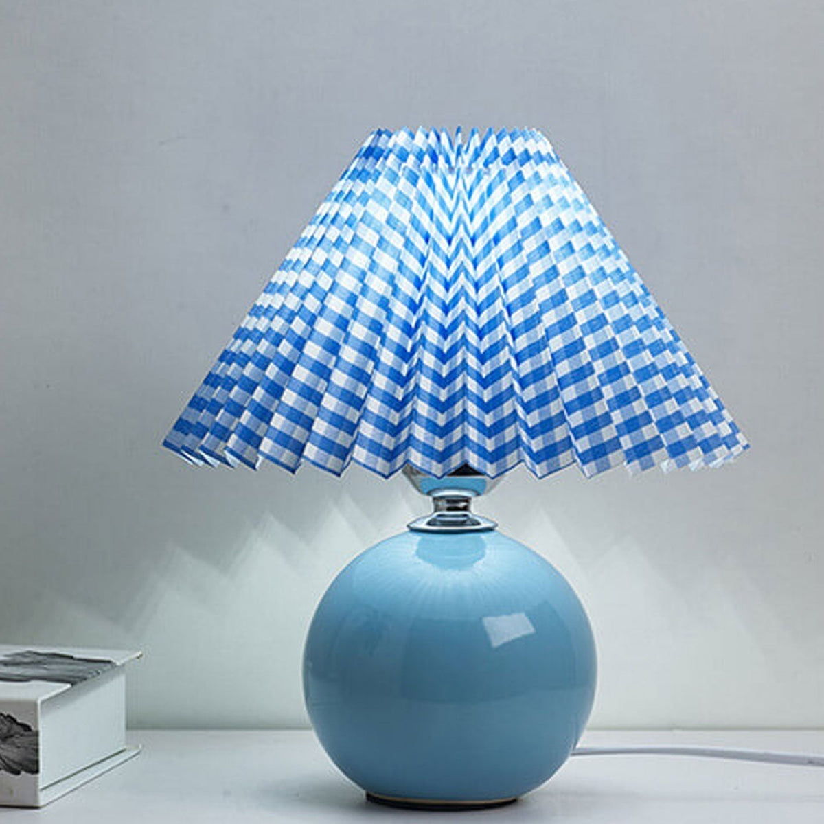 Lampe de table nordique en céramique — base sphérique, abat-jour plissé festonné