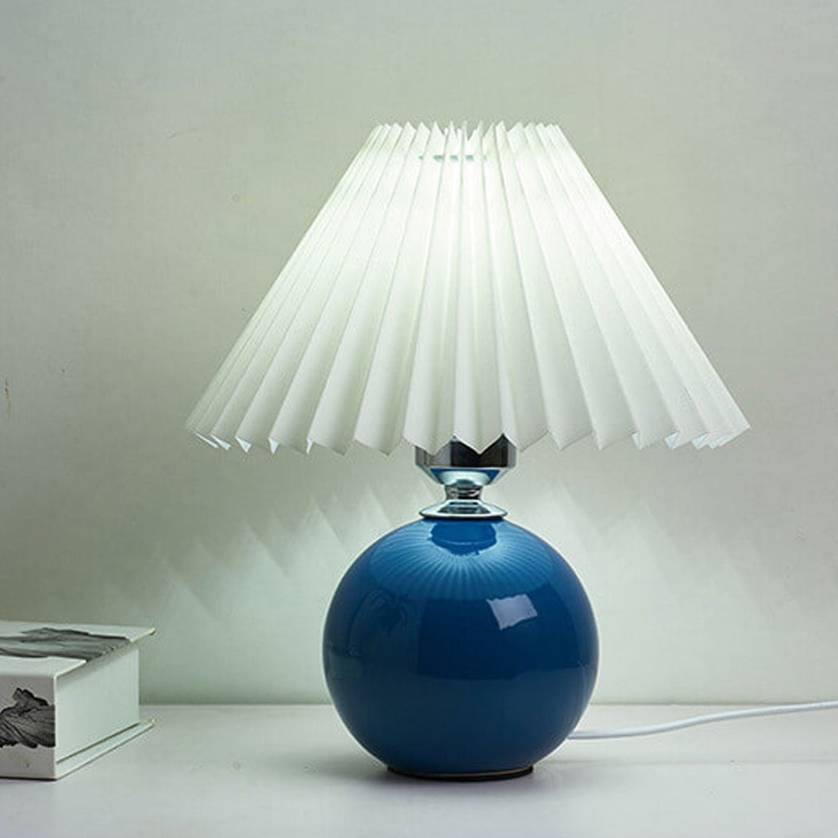 Lampe de table nordique en céramique — base sphérique, abat-jour plissé festonné