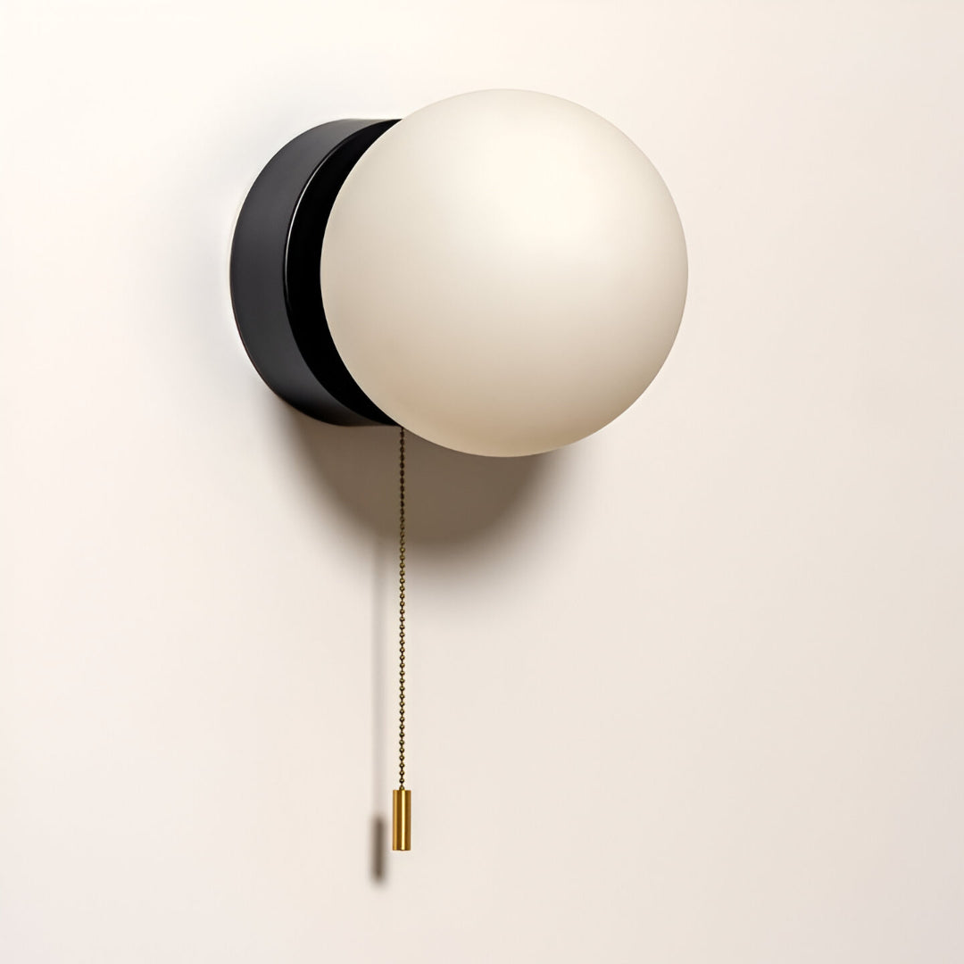LED-vegglampe – nordisk kule av frostet glass med trekkbryter