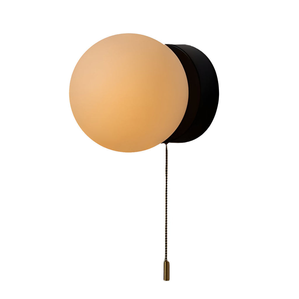 LED-vegglampe – nordisk kule av frostet glass med trekkbryter