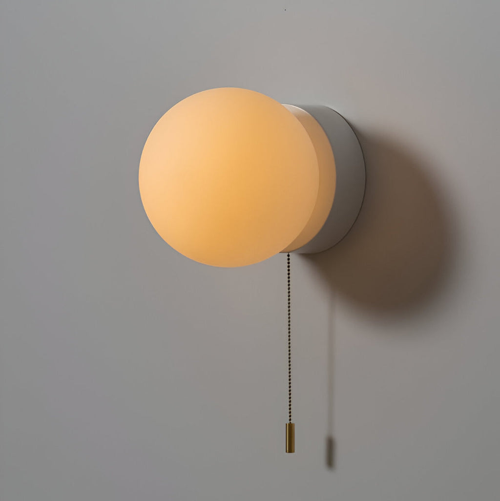 LED-vegglampe – nordisk kule av frostet glass med trekkbryter