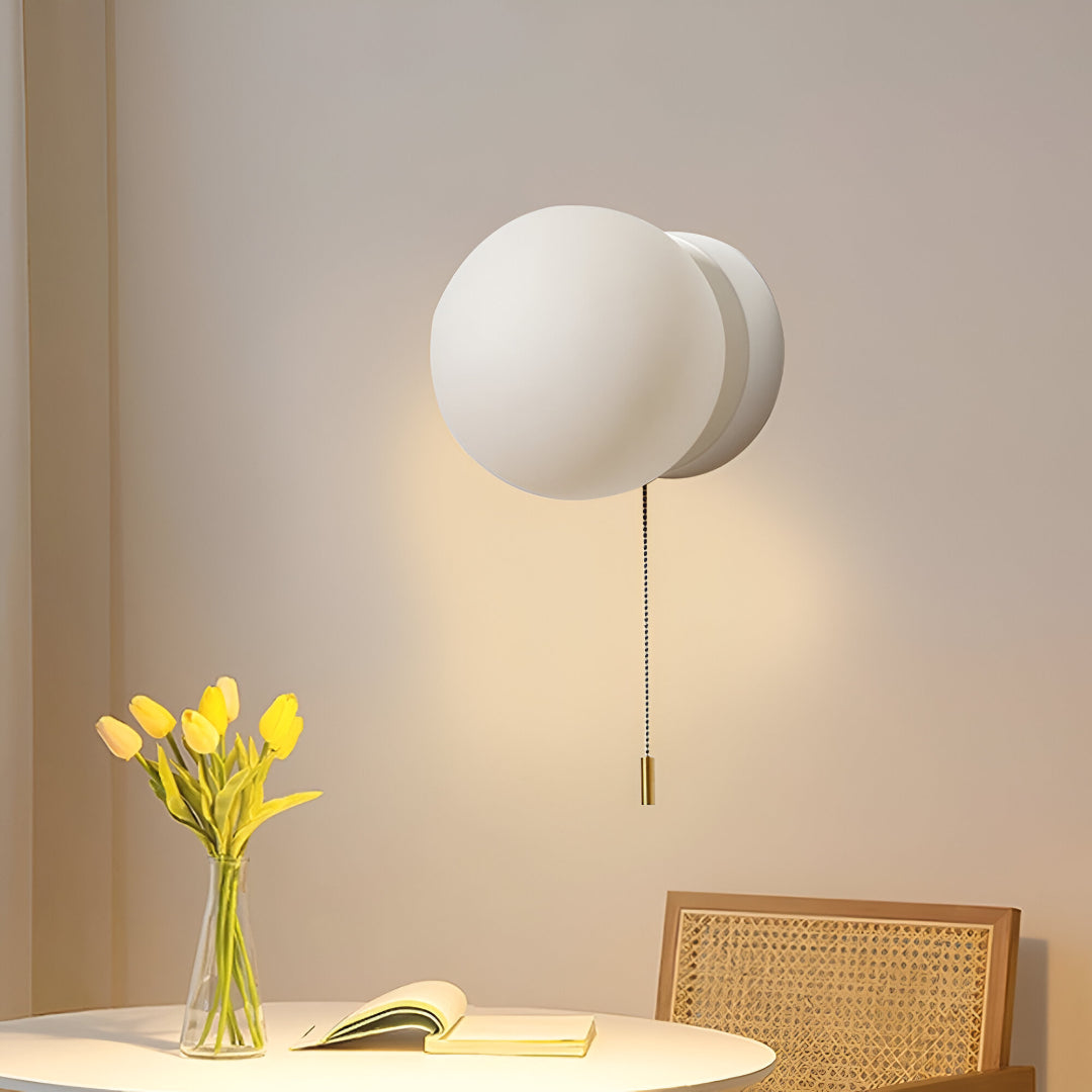LED-vegglampe – nordisk kule av frostet glass med trekkbryter
