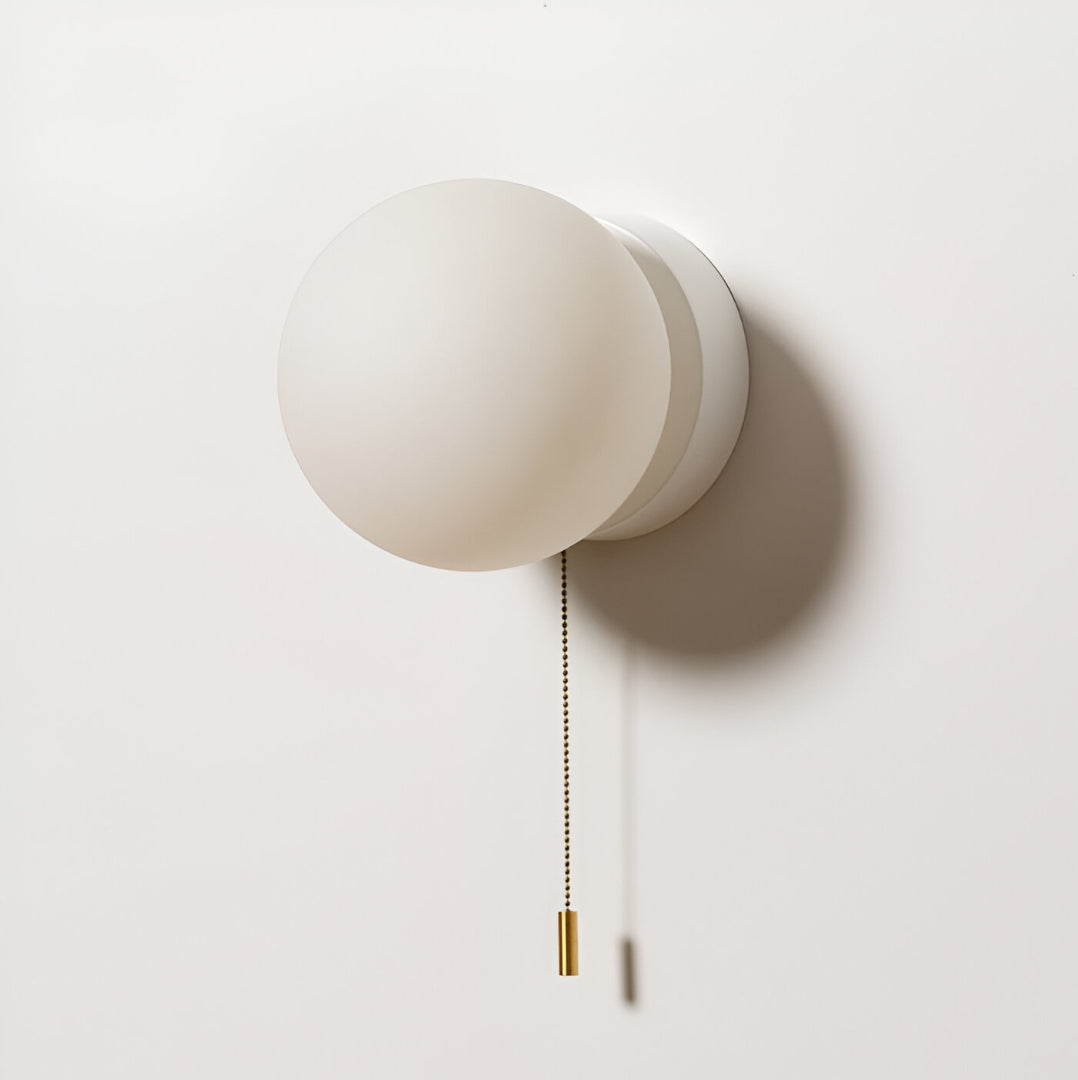LED-vegglampe – nordisk kule av frostet glass med trekkbryter