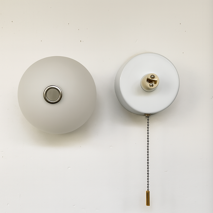 LED-vegglampe – nordisk kule av frostet glass med trekkbryter