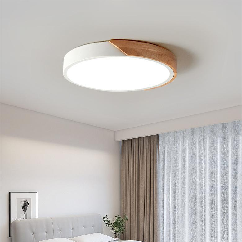 Nowoczesna lampa sufitowa LED przylegająca do sufitu — okrągły klosz z drewnianym akcentem